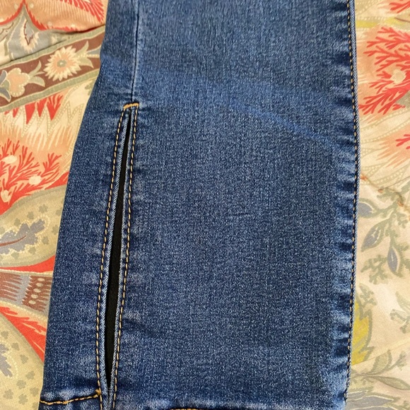 Woman’s We The Free jeans. Size 28 - Picture 3 of 7